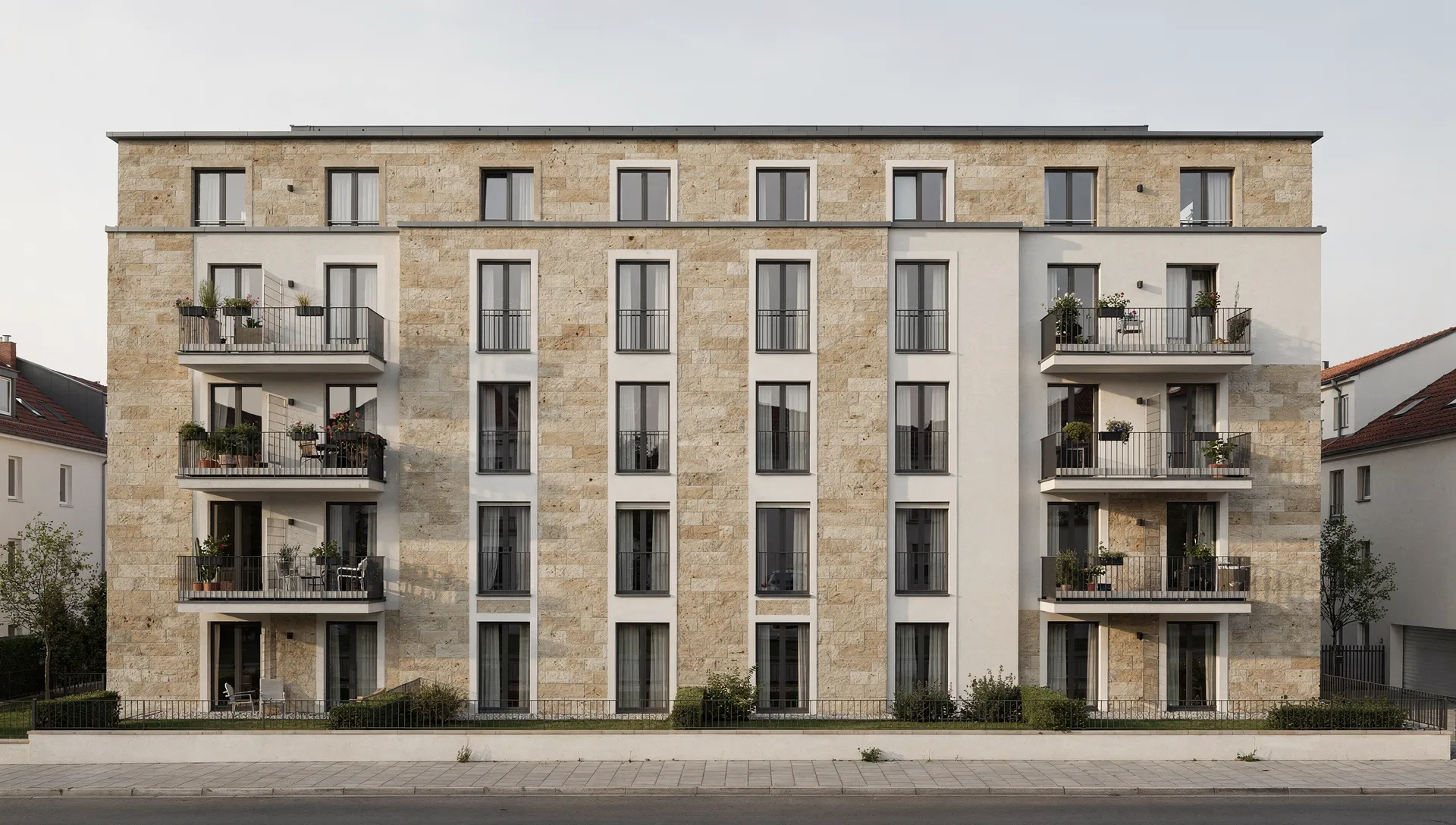 Fassade eines gepflegten Mehrfamilienhauses aus hellem Sandstein